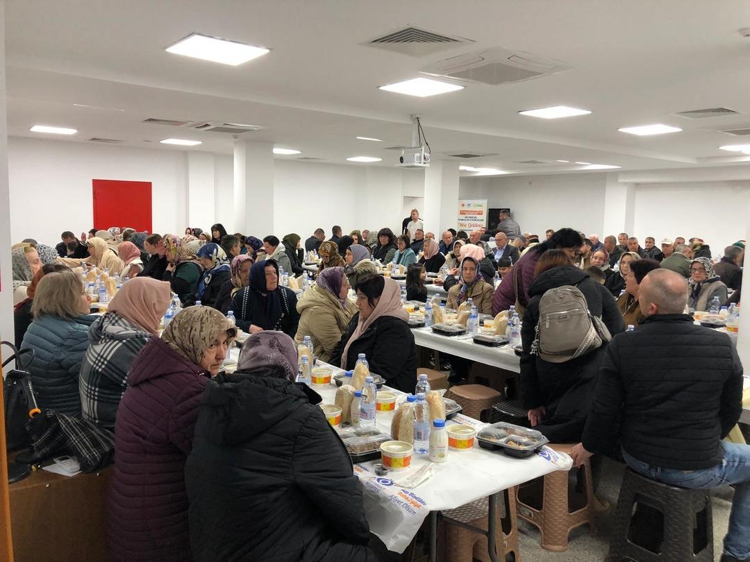 İlk adres Kırcaali oldu: Balkanlarda onlarca kişi iftar sofrasında bir araya geldi 2