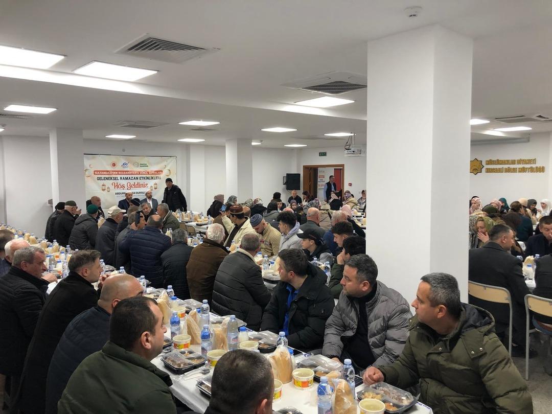 İlk adres Kırcaali oldu: Balkanlarda onlarca kişi iftar sofrasında bir araya geldi 3