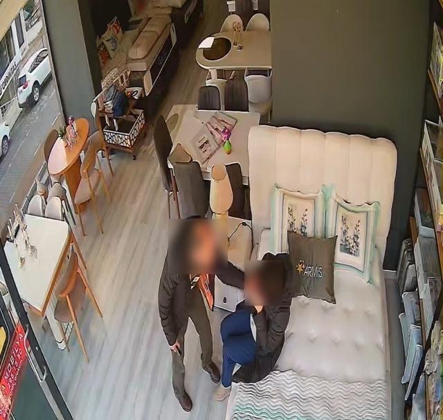 Eşini mobilya mağazasında darbetti: O anlar kamerada 1