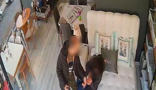 Eşini mobilya mağazasında darbetti: O anlar kamerada