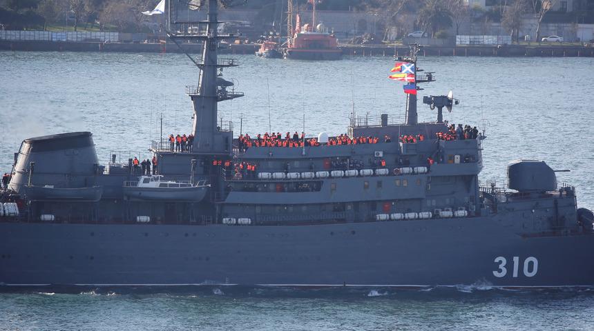 Reuters fotoğrafladı: İstanbul Boğazı'ndan geçtiler!