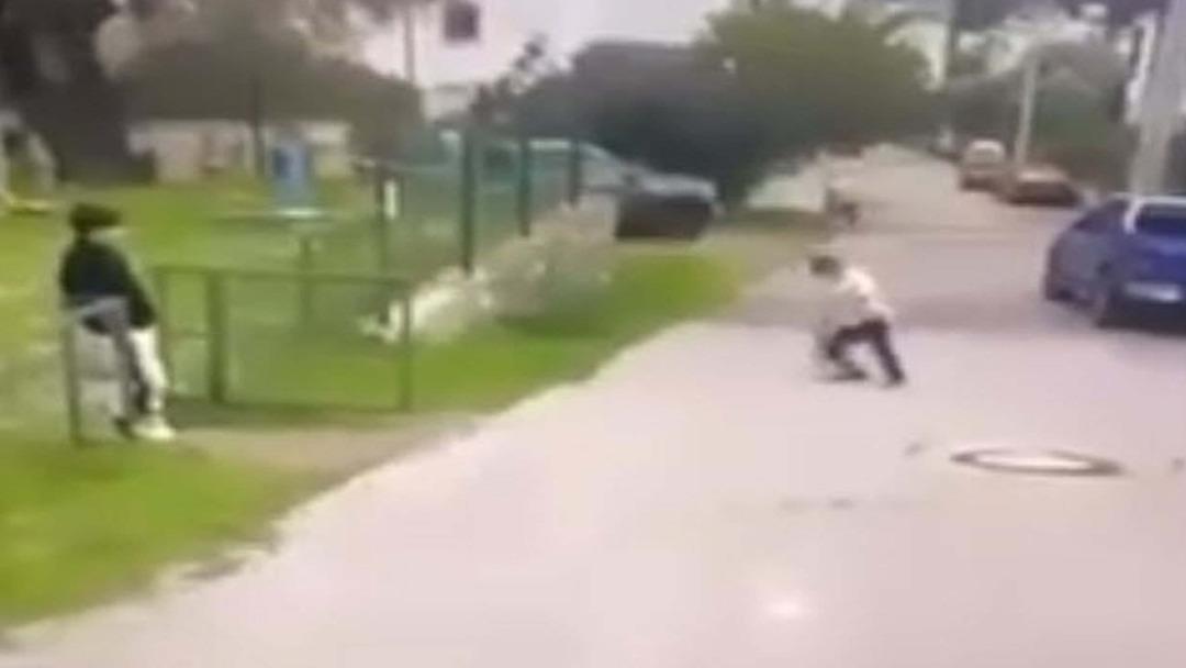 Parkta akran zorbalığı kamerada; 2 g&ouml;zaltı 3