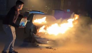 Alev alev yanan araca antifriz d&ouml;k&uuml;p s&ouml;nd&uuml;rmeye &ccedil;alıştı