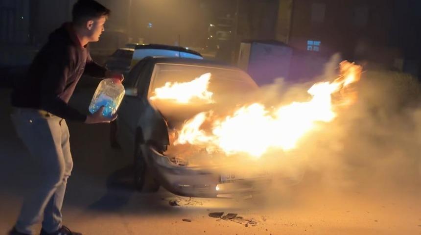 Alev alev yanan araca antifriz d&ouml;k&uuml;p s&ouml;nd&uuml;rmeye &ccedil;alıştı