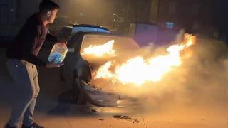 Alev alev yanan araca antifriz döküp söndürmeye çalıştı