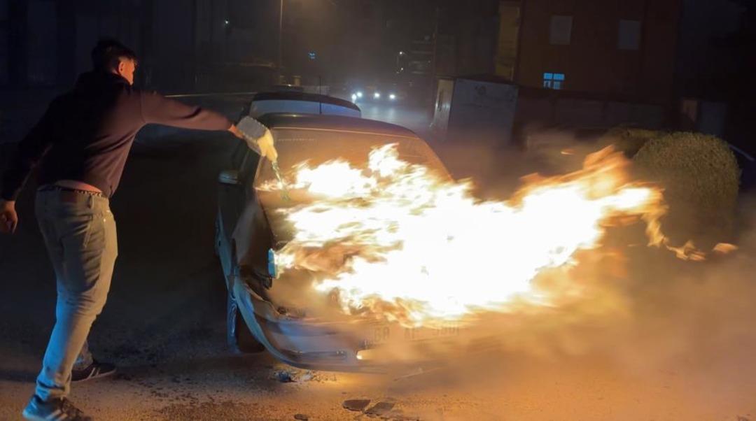 Alev alev yanan araca antifriz d&ouml;k&uuml;p s&ouml;nd&uuml;rmeye &ccedil;alıştı 1