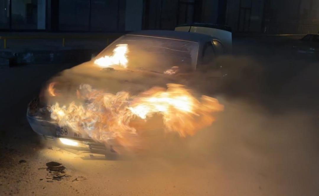 Alev alev yanan araca antifriz d&ouml;k&uuml;p s&ouml;nd&uuml;rmeye &ccedil;alıştı 2