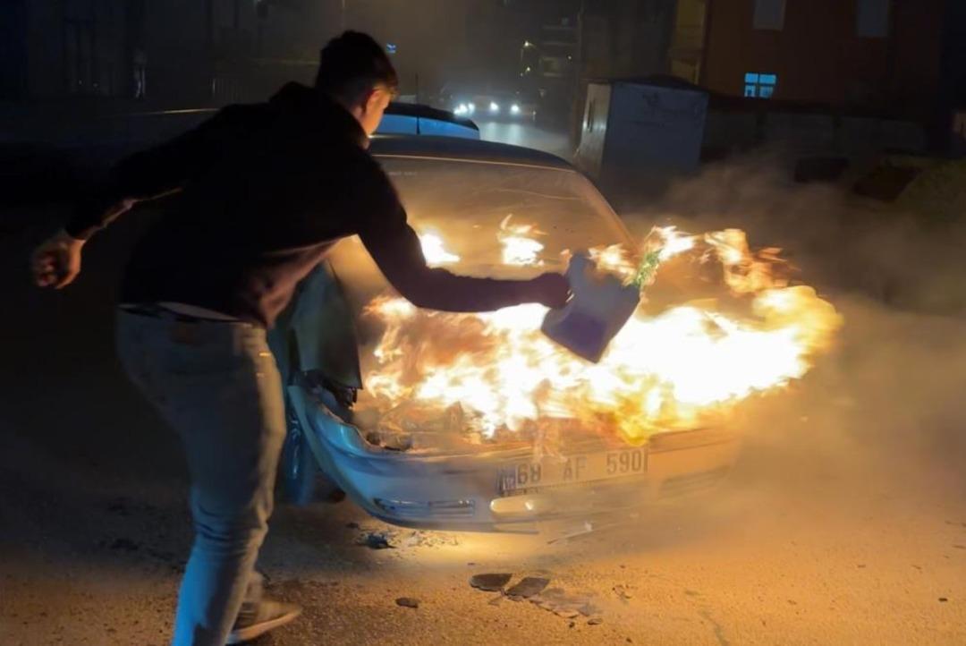 Alev alev yanan araca antifriz d&ouml;k&uuml;p s&ouml;nd&uuml;rmeye &ccedil;alıştı 3
