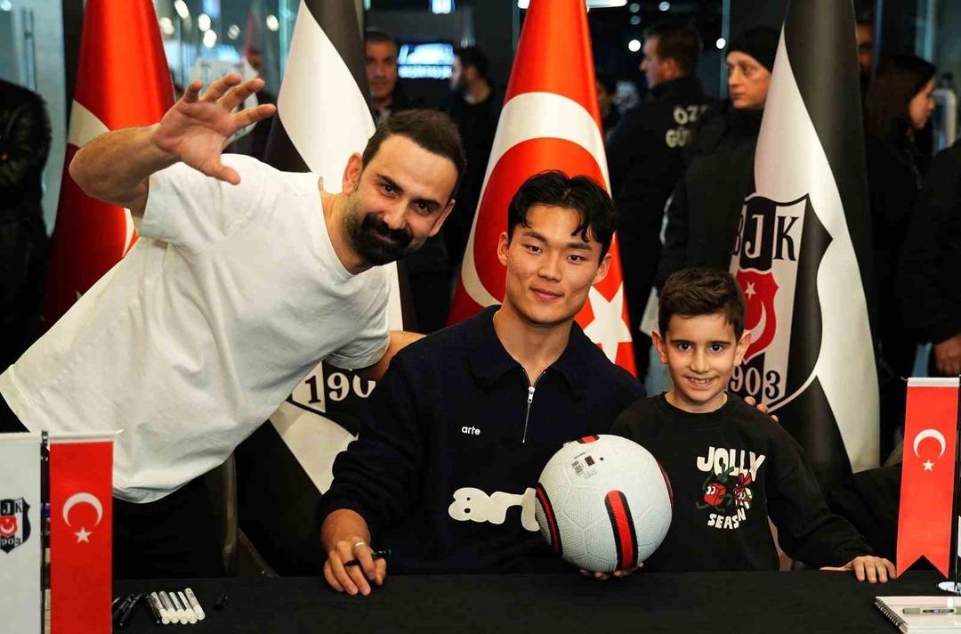 Hyeon-gyu Oh imza g&uuml;n&uuml;nde taraftarlarla buluştu 4