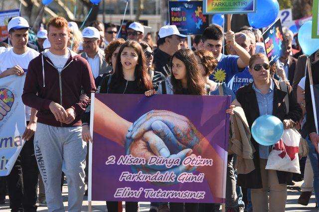 Çanakkale'de, mavi balonlu 'Otizm Fardındalık Günü' yürüyüşü