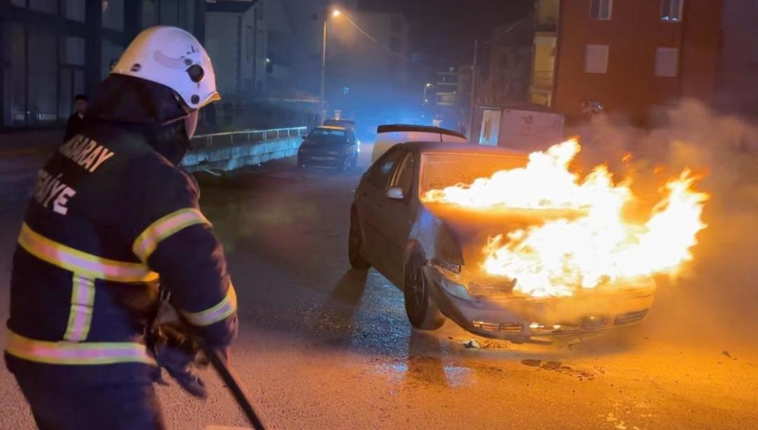 Alev alev yanan araca antifriz d&ouml;k&uuml;p s&ouml;nd&uuml;rmeye &ccedil;alıştı 4