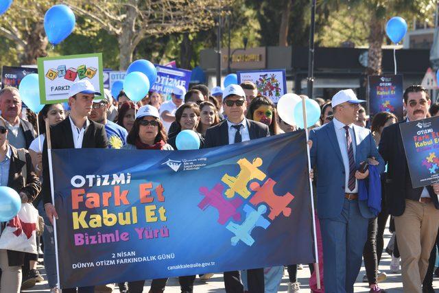 Çanakkale'de, mavi balonlu 'Otizm Fardındalık Günü' yürüyüşü