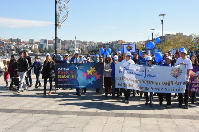 Çanakkale'de, mavi balonlu 'Otizm Fardındalık Günü' yürüyüşü