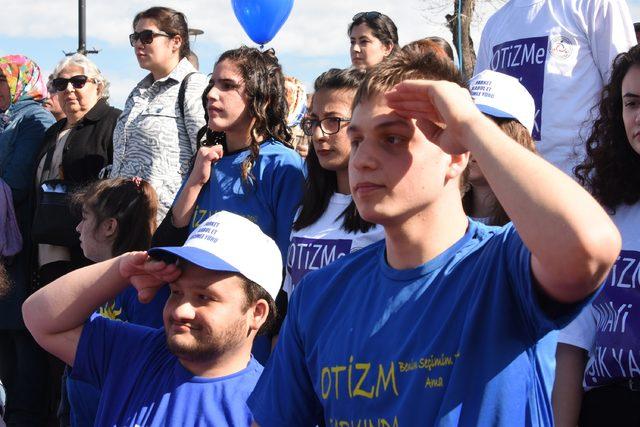 Çanakkale'de, mavi balonlu 'Otizm Fardındalık Günü' yürüyüşü