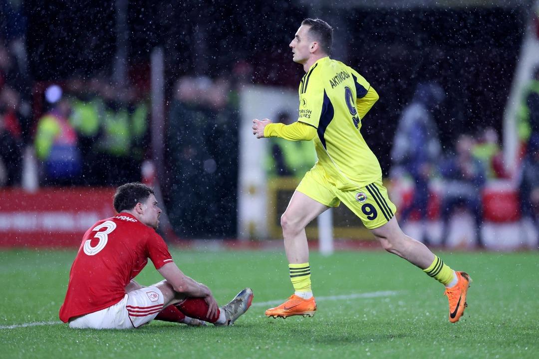 Fenerbahçe taraftarı ilk yarıda o ismi hedef aldı! Resmen saç baş yoldurttu 1