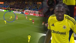 Fenerbah&ccedil;e taraftarı ilk yarıda o ismi hedef aldı! Sa&ccedil; baş yoldurttu