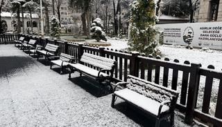 Tokat g&uuml;ne kar yağışıyla uyandı