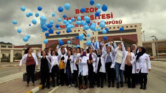 Yozgat protokolü ve öğrenciler otizmli çocuklar için kamera karşısına geçti