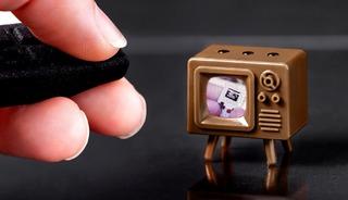 İşte d&uuml;nyanın en k&uuml;&ccedil;&uuml;k televizyonu! Sadece bir &uuml;z&uuml;m tanesi kadar boyutu var