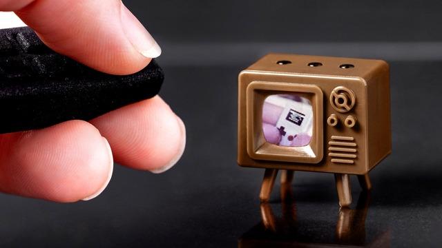 İşte dünyanın en küçük televizyonu! Sadece bir üzüm tanesi kadar boyutu var