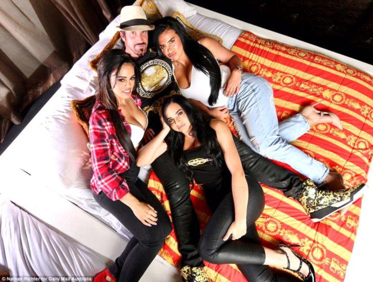 Karısı ve 2 sevgilisiyle bu evde yaşıyor!  G2