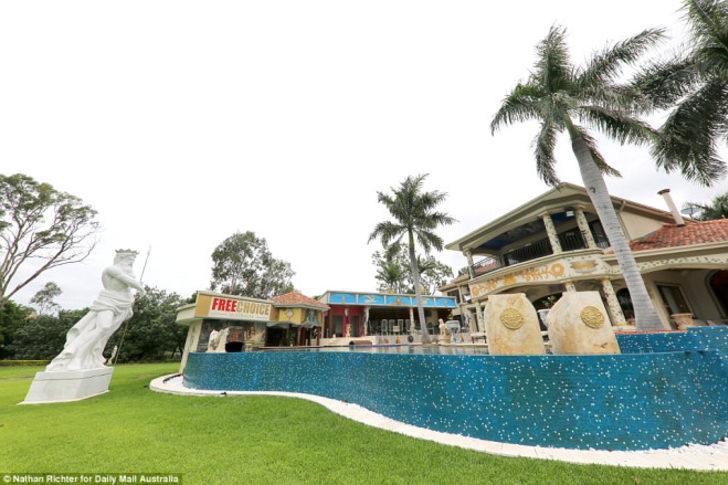 Karısı ve 2 sevgilisiyle bu evde yaşıyor!  G3