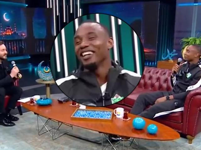 S&uuml;per Lig'in eski yıldızı Fode Koita'dan canlı yayında s&uuml;rpriz performans! "Kabe'de Hacılar" ilahisi sosyal medyayı salladı!