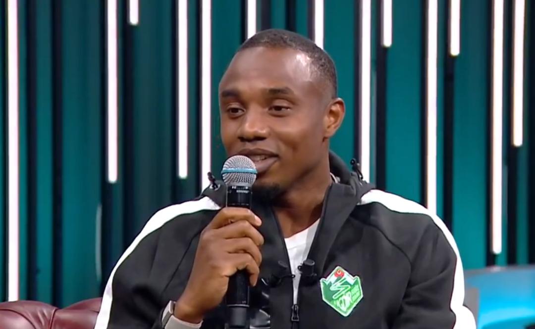 S&uuml;per Lig in eski yıldızı Fode Koita dan canlı yayında s&uuml;rpriz performans! "Kabe de Hacılar" ilahisi sosyal medyayı salladı! 1