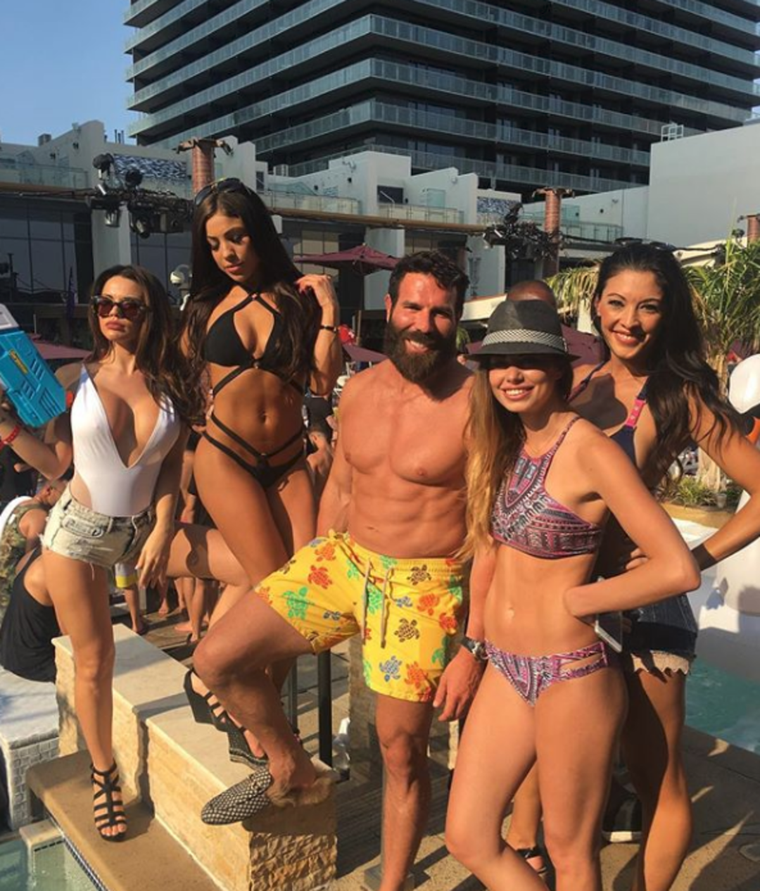 Karısı ve 2 sevgilisiyle bu evde yaşıyor! 