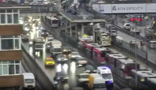 İstanbul'da metrob&uuml;sler &ccedil;arpıştı! Yaralılar var
