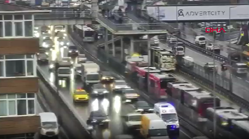 Son dakika | Avcılar'da metrob&uuml;sler &ccedil;arpıştı! Yaralılar var, ekipler olay yerinde