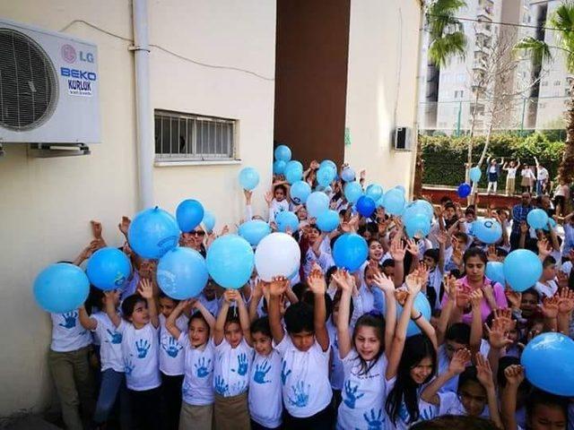 Öğrenciler ‘Otizme farkındalık’ için gökyüzüne mavi balon bıraktı