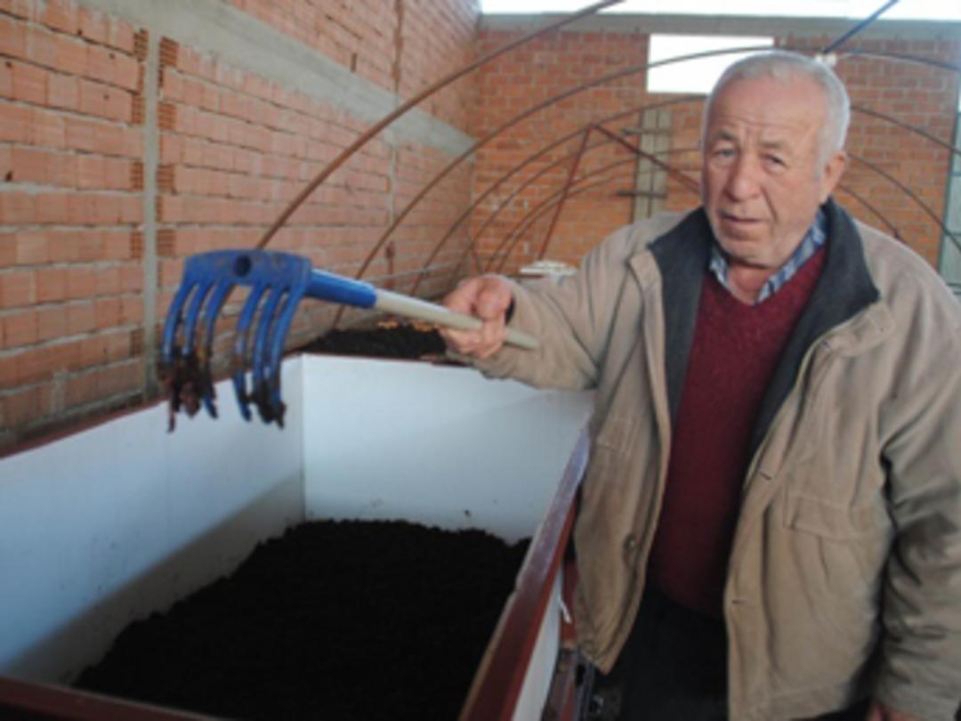 Solucan g&uuml;bresi &uuml;retiyor, paraya para demiyor!