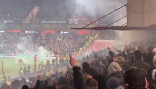 İngiltere'de ortalığı karıştıran tezah&uuml;rat! Nottingham Forest trib&uuml;nlerinden Fenerbah&ccedil;e'ye skandal 'Galatasaray' g&ouml;ndermesi!