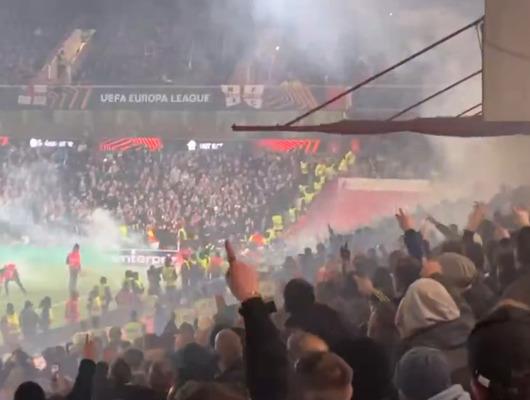 İngiltere'de ortalığı karıştıran tezah&uuml;rat! Nottingham Forest trib&uuml;nlerinden Fenerbah&ccedil;e'ye skandal 'Galatasaray' g&ouml;ndermesi!
