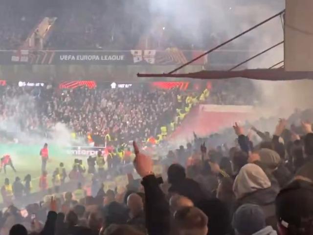 İngiltere'de ortalığı karıştıran tezah&uuml;rat! Nottingham Forest trib&uuml;nlerinden Fenerbah&ccedil;e'ye skandal 'Galatasaray' g&ouml;ndermesi!