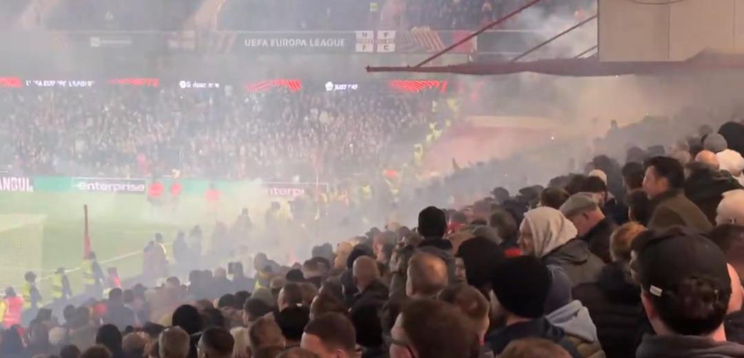 İngiltere de ortalığı karıştıran tezah&uuml;rat! Nottingham Forest trib&uuml;nlerinden Fenerbah&ccedil;e ye skandal  Galatasaray  g&ouml;ndermesi! 1