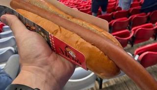 Nottingham Forest stadındaki sosislinin hem fiyatı hem de devasa boyutu sosyal medyada viral oldu