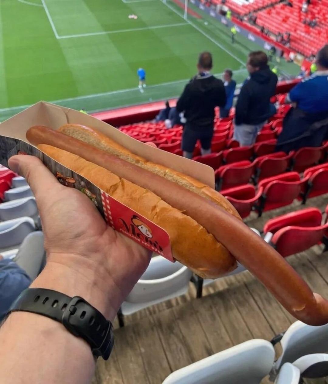 Nottingham Forest stadındaki sosislinin hem fiyatı hem de devasa boyutu sosyal medyada viral oldu 1
