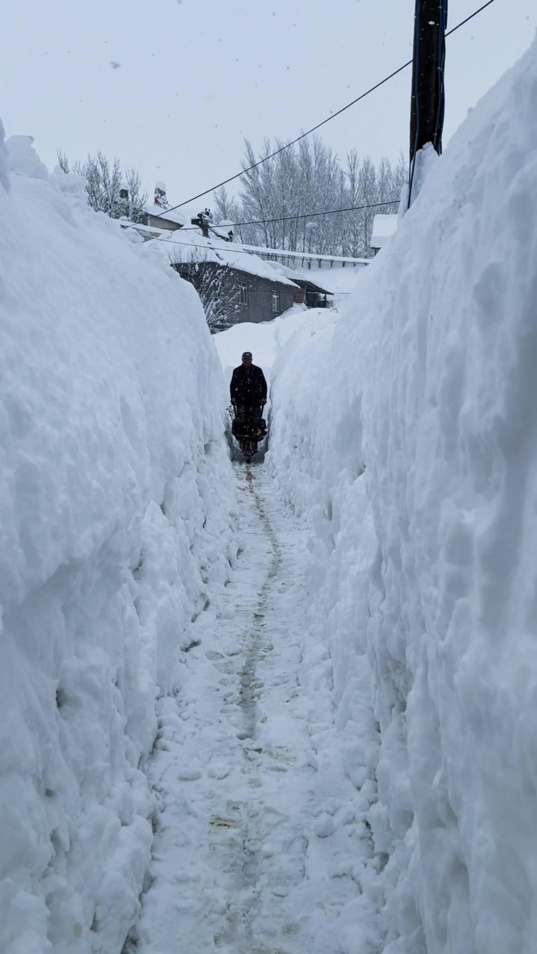 Bir ilimizde kar kalınlığı insan boyunu geçti! 1