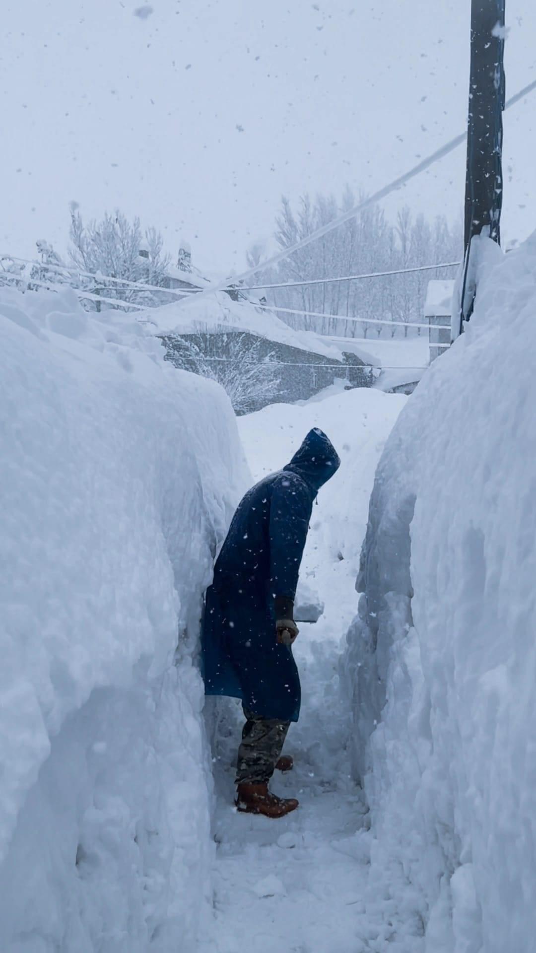 Bir ilimizde kar kalınlığı insan boyunu geçti! 3