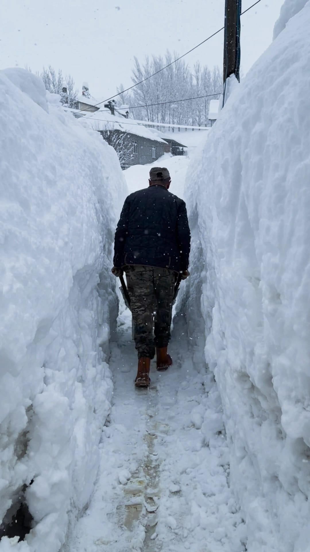 Bir ilimizde kar kalınlığı insan boyunu geçti! 2