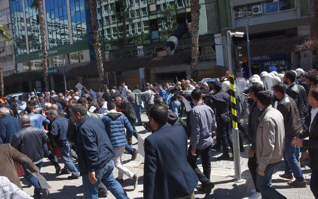 İzmir'de polisten pazarcılara biber gazlı müdahale