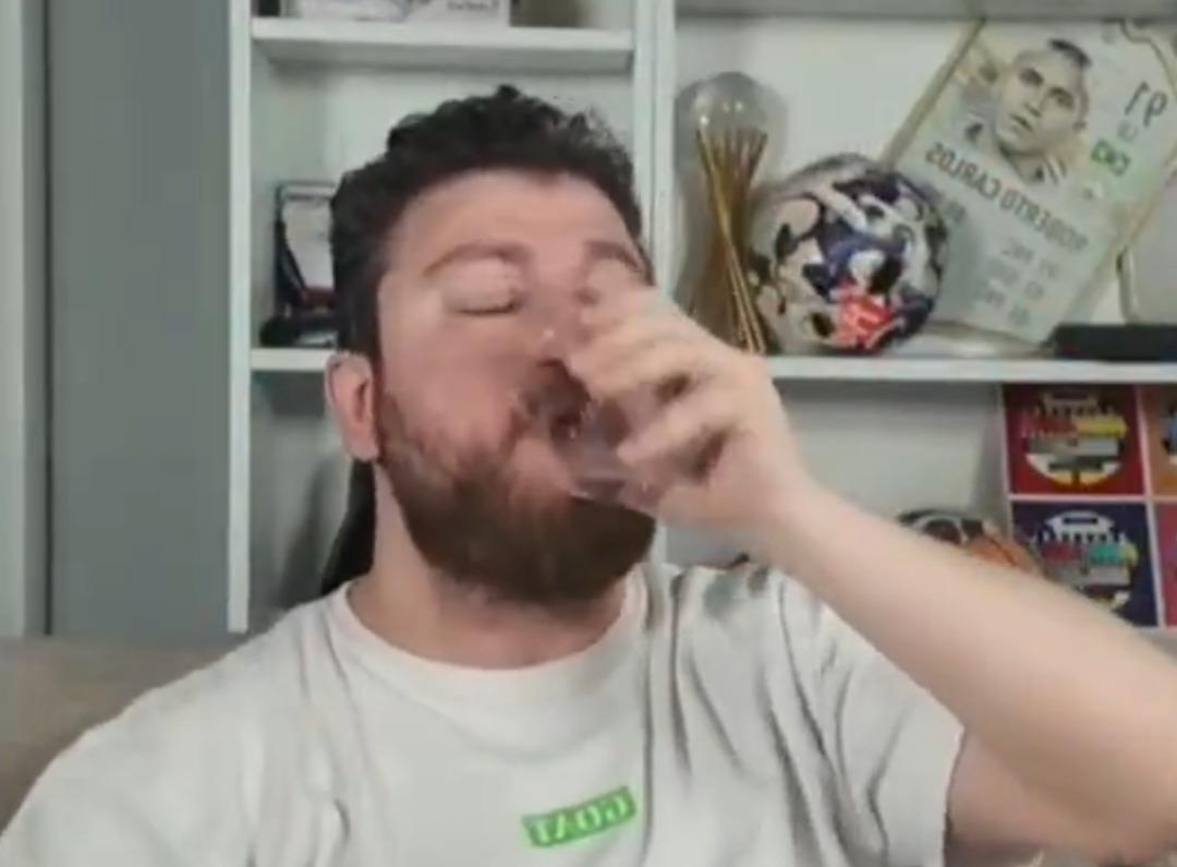 Galatasaray ın Liverpool ile eşleştiğini g&ouml;r&uuml;nce panikten orucunu bozdu! Canlı yayında ilgin&ccedil; anlar... 2