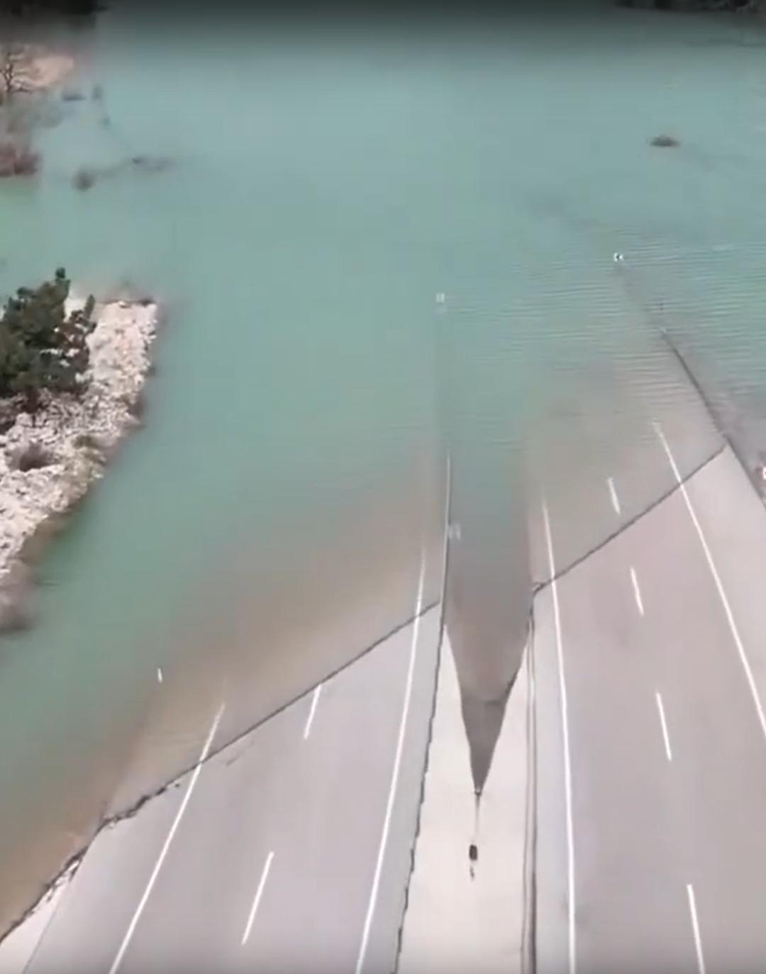 Havadan g&ouml;r&uuml;nt&uuml;lendi: Konya-Antalya kara yolu sular altında kaldı! 1