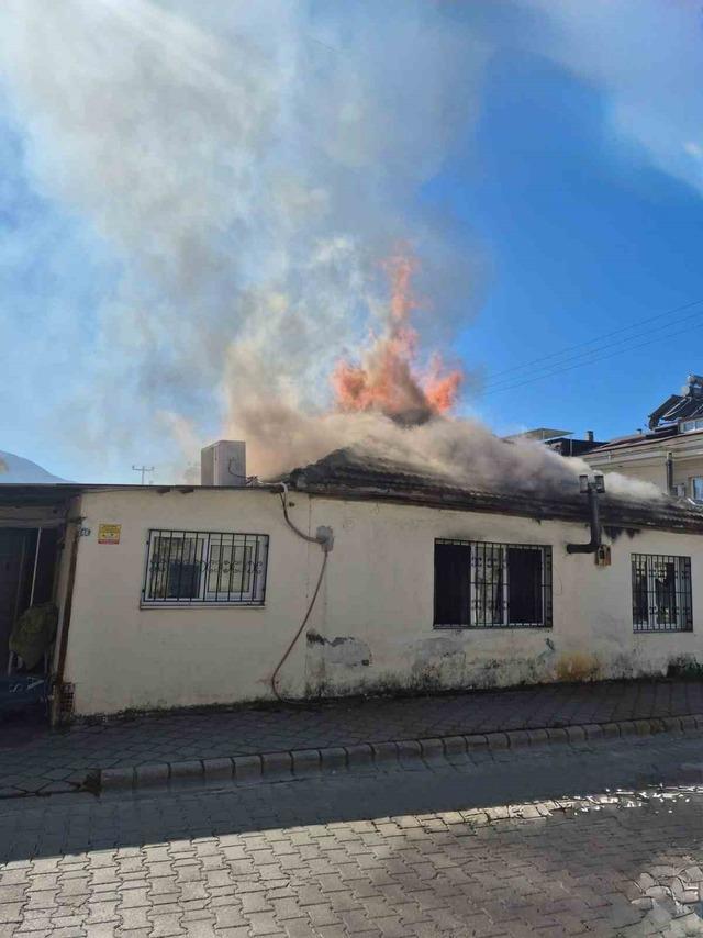 Fethiye’de ev yangını 1