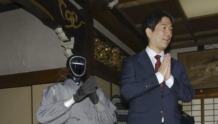 Japonlar bunu da yaptı! Gri c&uuml;bbe giydi, soruları yanıtladı