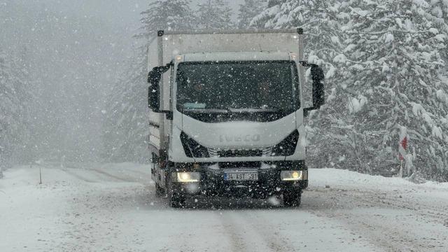 Ahmetusta ge&ccedil;idi&rsquo;nde kar mesaisi: Ekipler seferber oldu 4