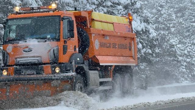 Ahmetusta ge&ccedil;idi&rsquo;nde kar mesaisi: Ekipler seferber oldu 2