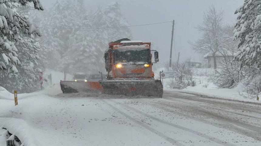 Ahmetusta ge&ccedil;idi&rsquo;nde kar mesaisi: Ekipler seferber oldu
